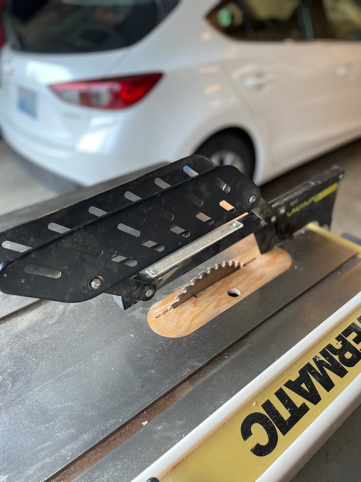 Riving knife and guard Riving knife and guard.